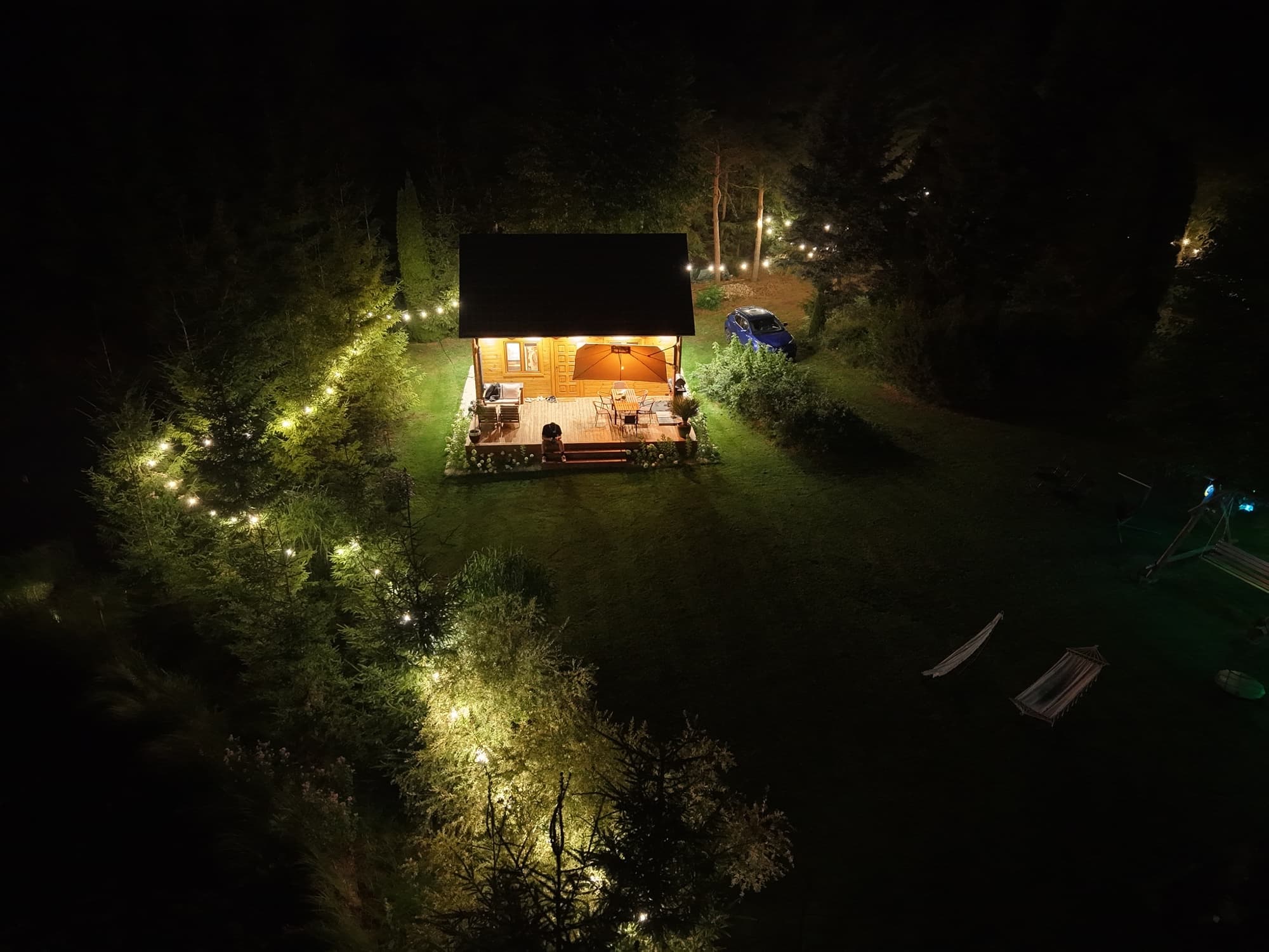 Domek nocą z drona — girlandy