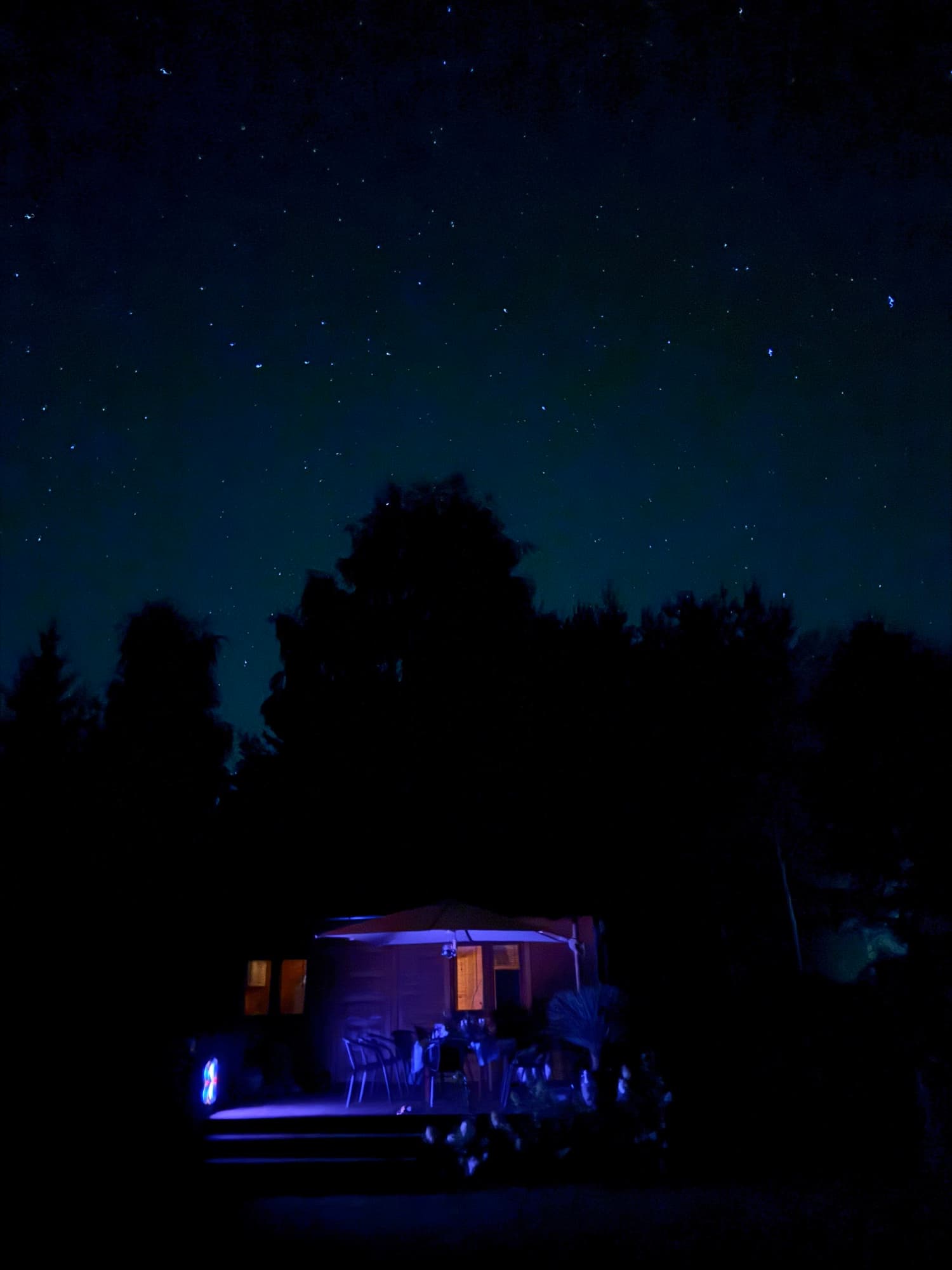 Domek nocą pod rozgwieżdżonym niebem