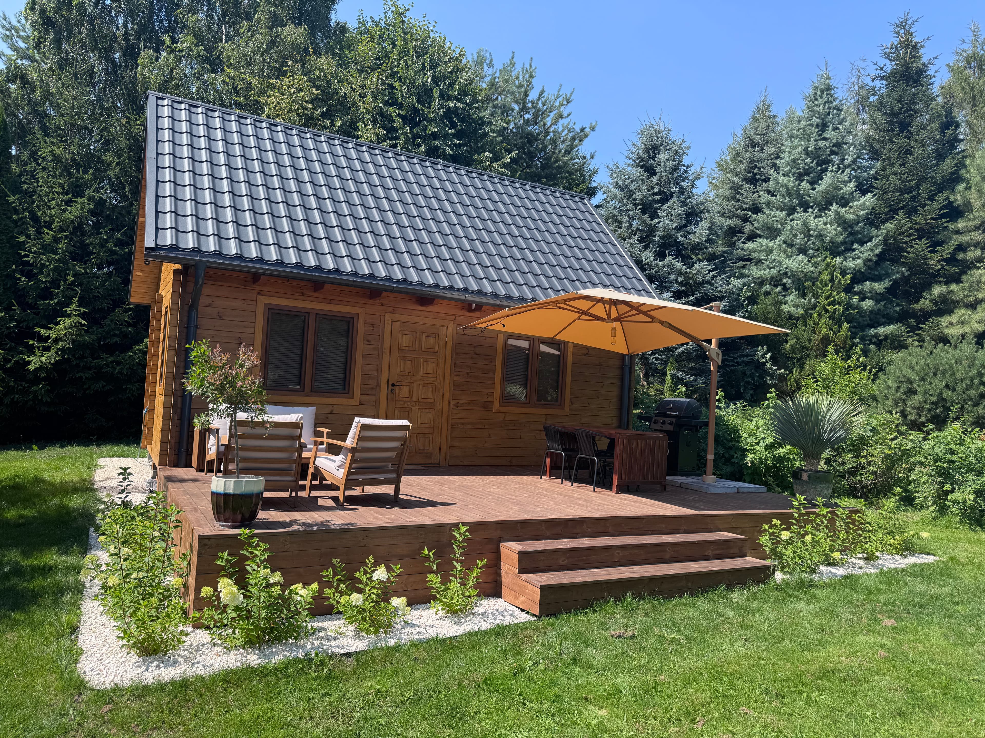 Domek z tarasem i parasolem