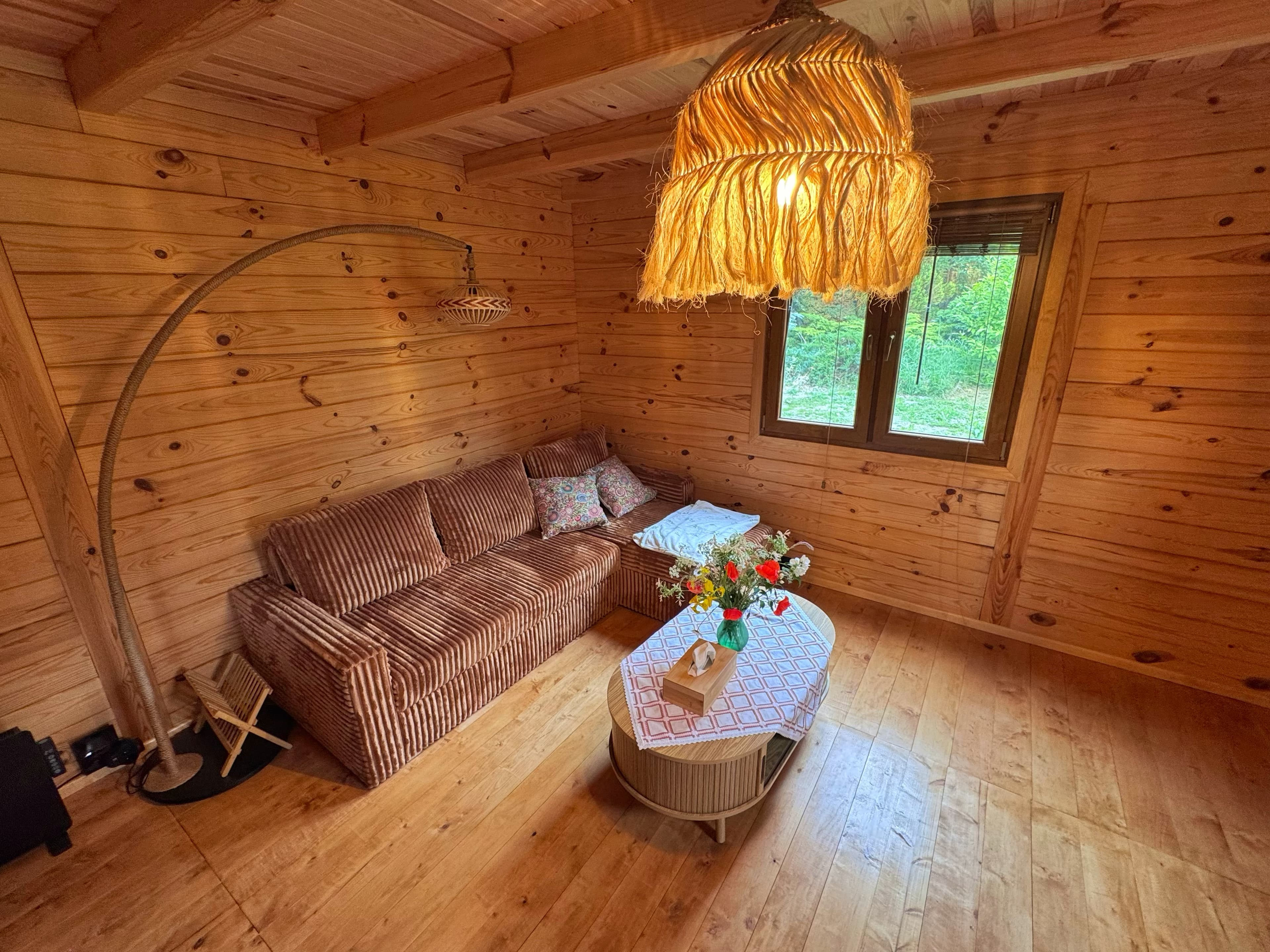 Salon z lampą i kwiatami