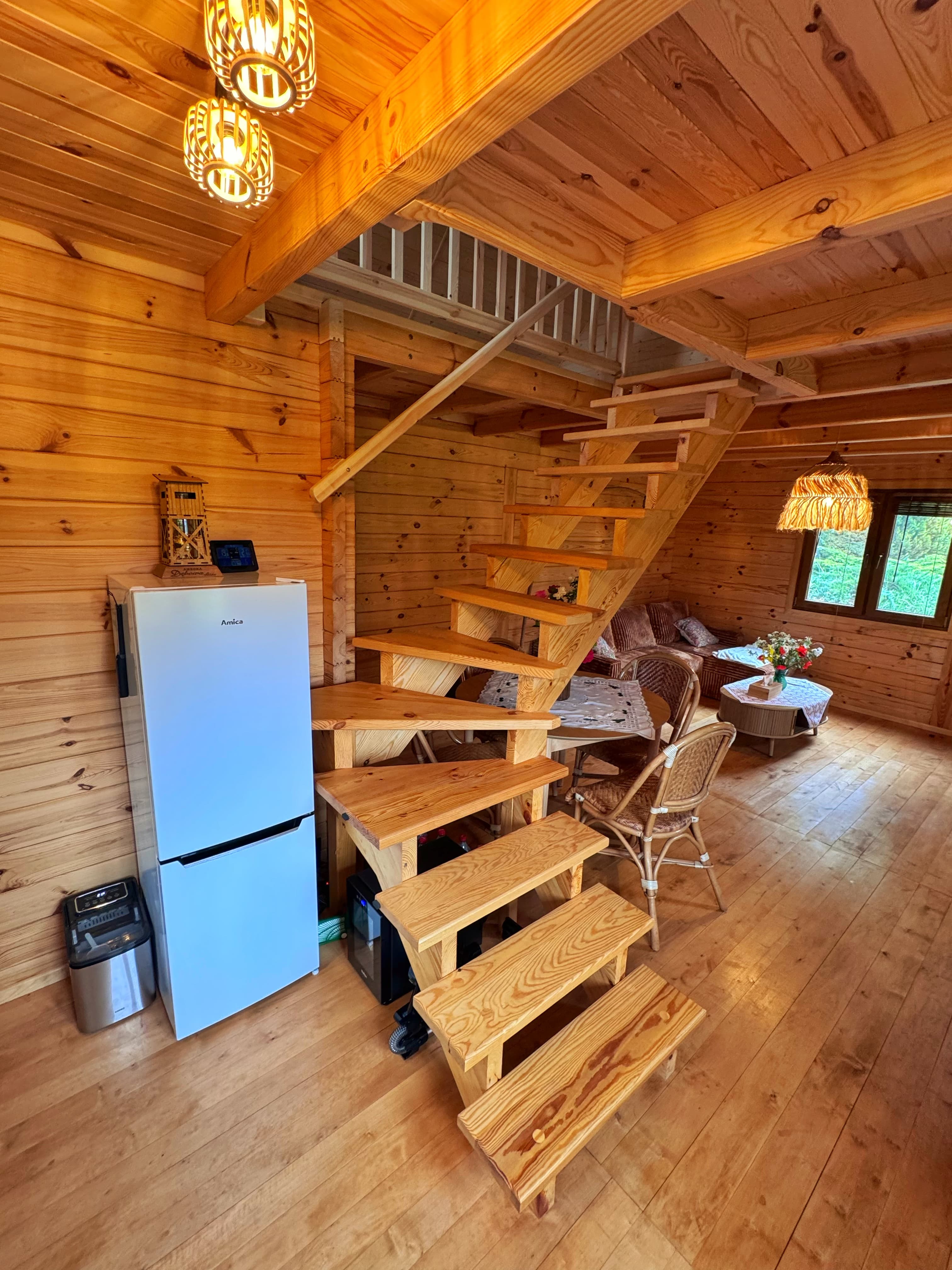 Widok na schody i salon