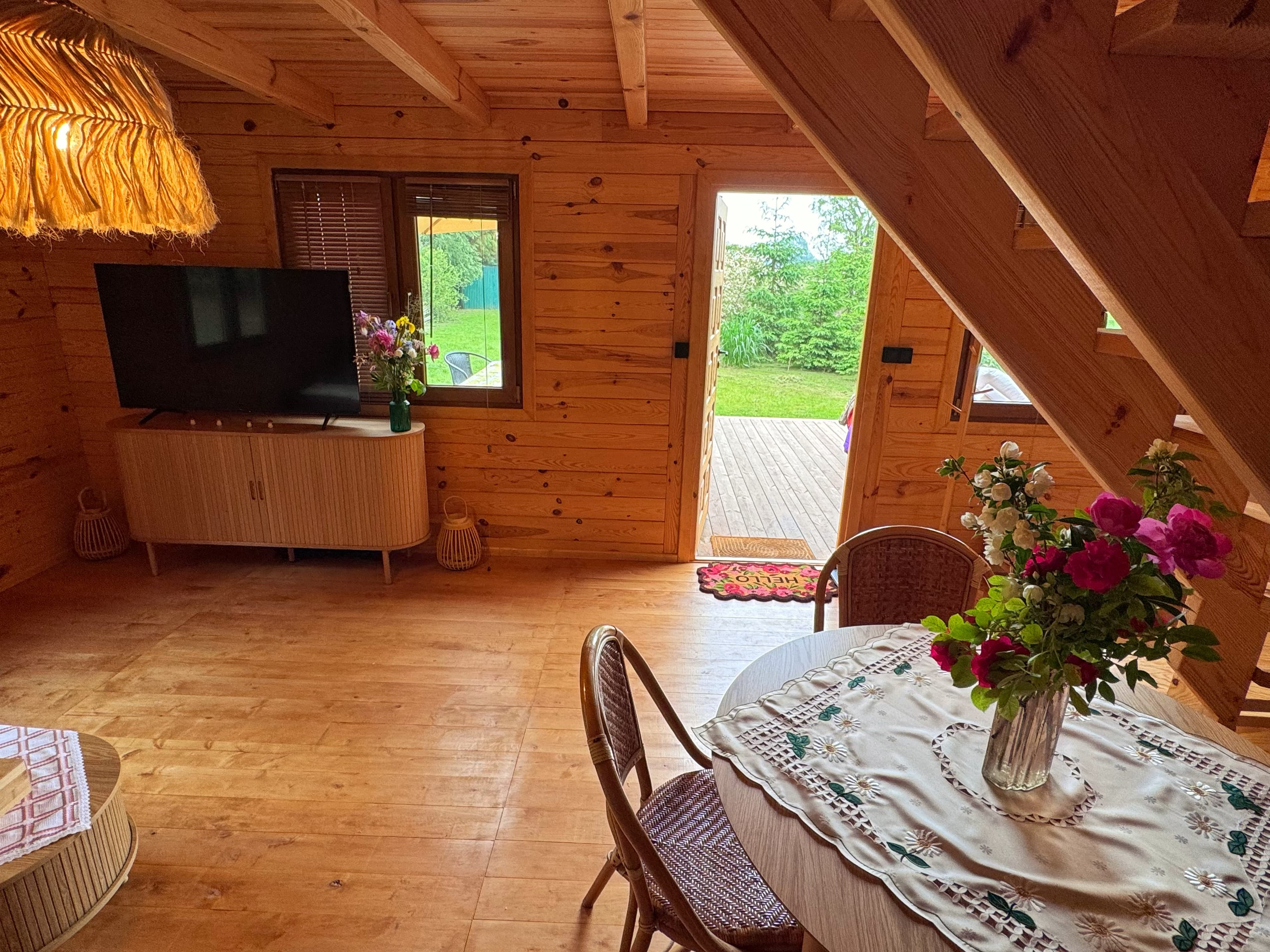 Salon z drzwiami na taras