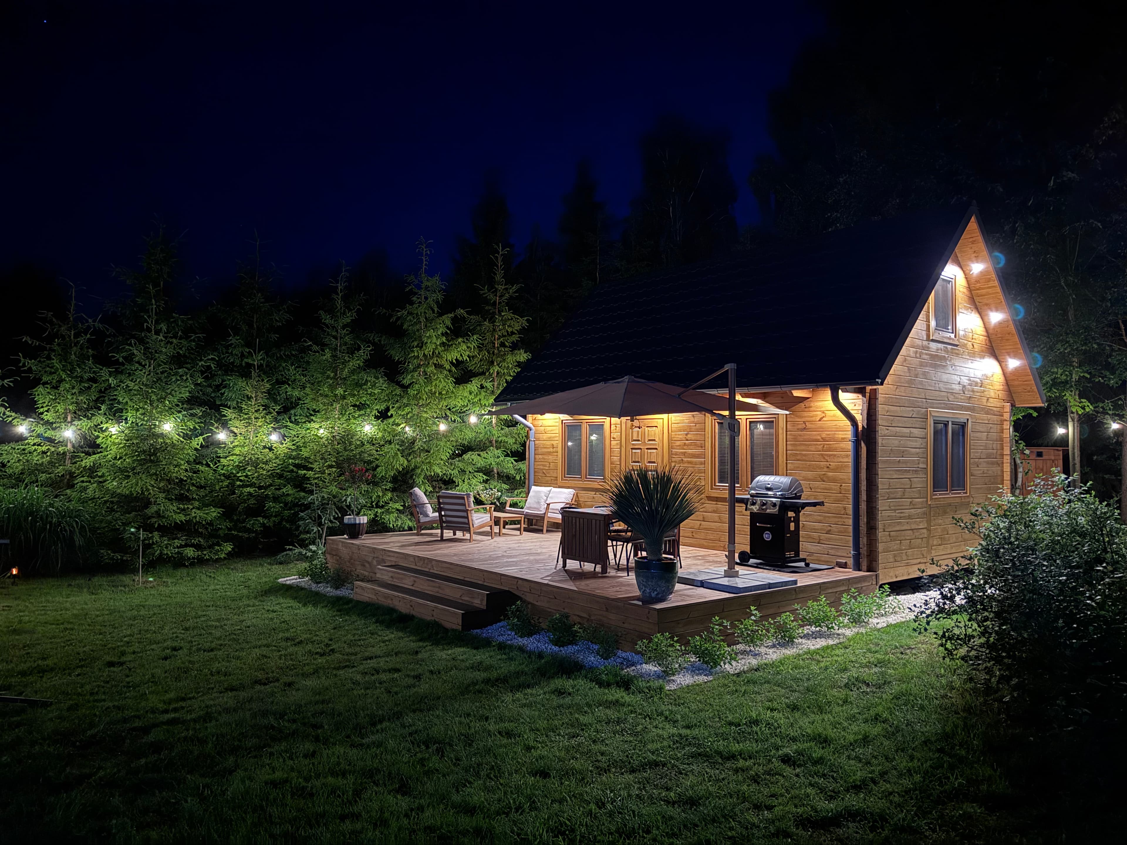 Domek nocą od zewnątrz