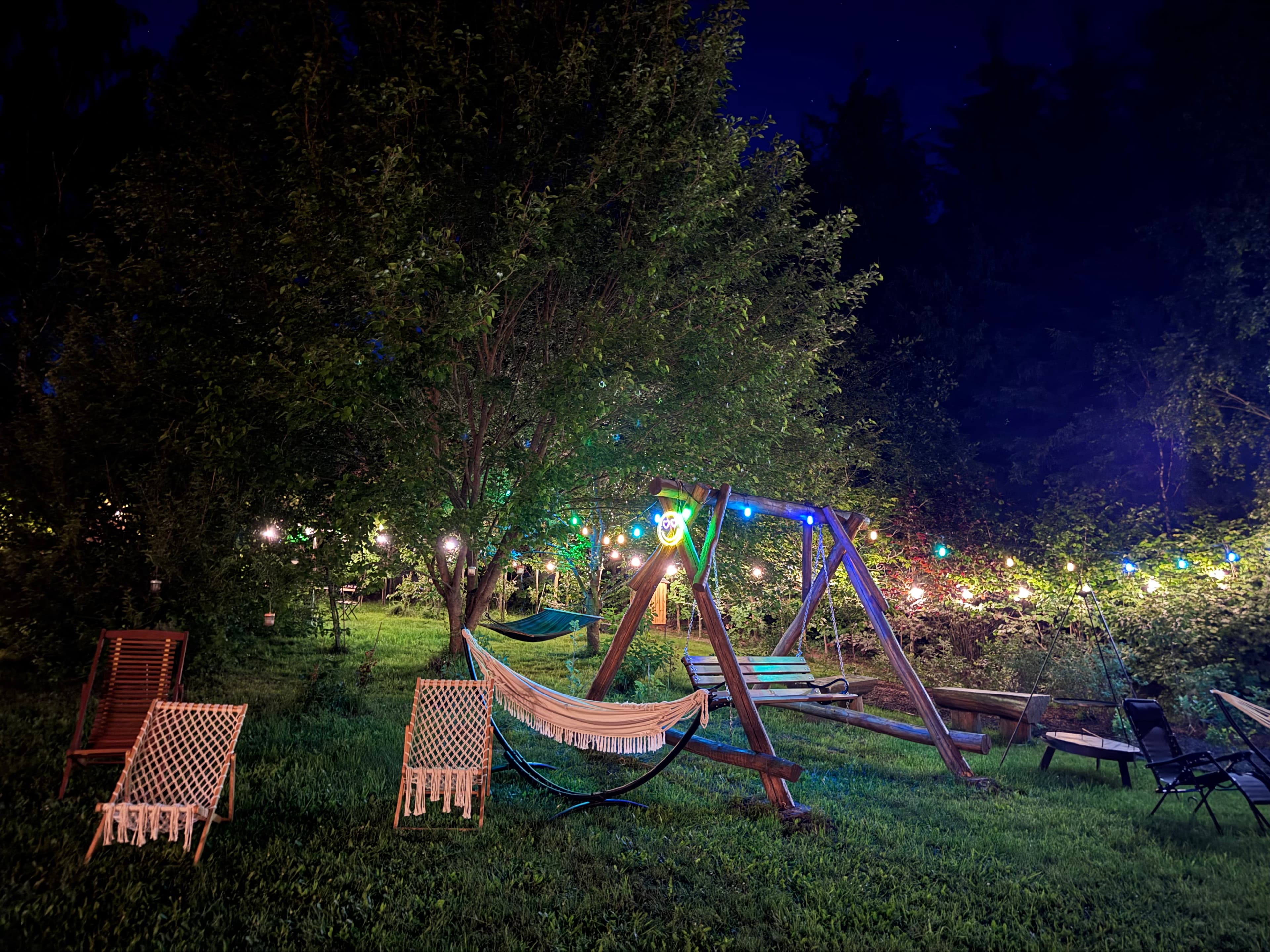 Ogród nocą z hamakami i lampkami