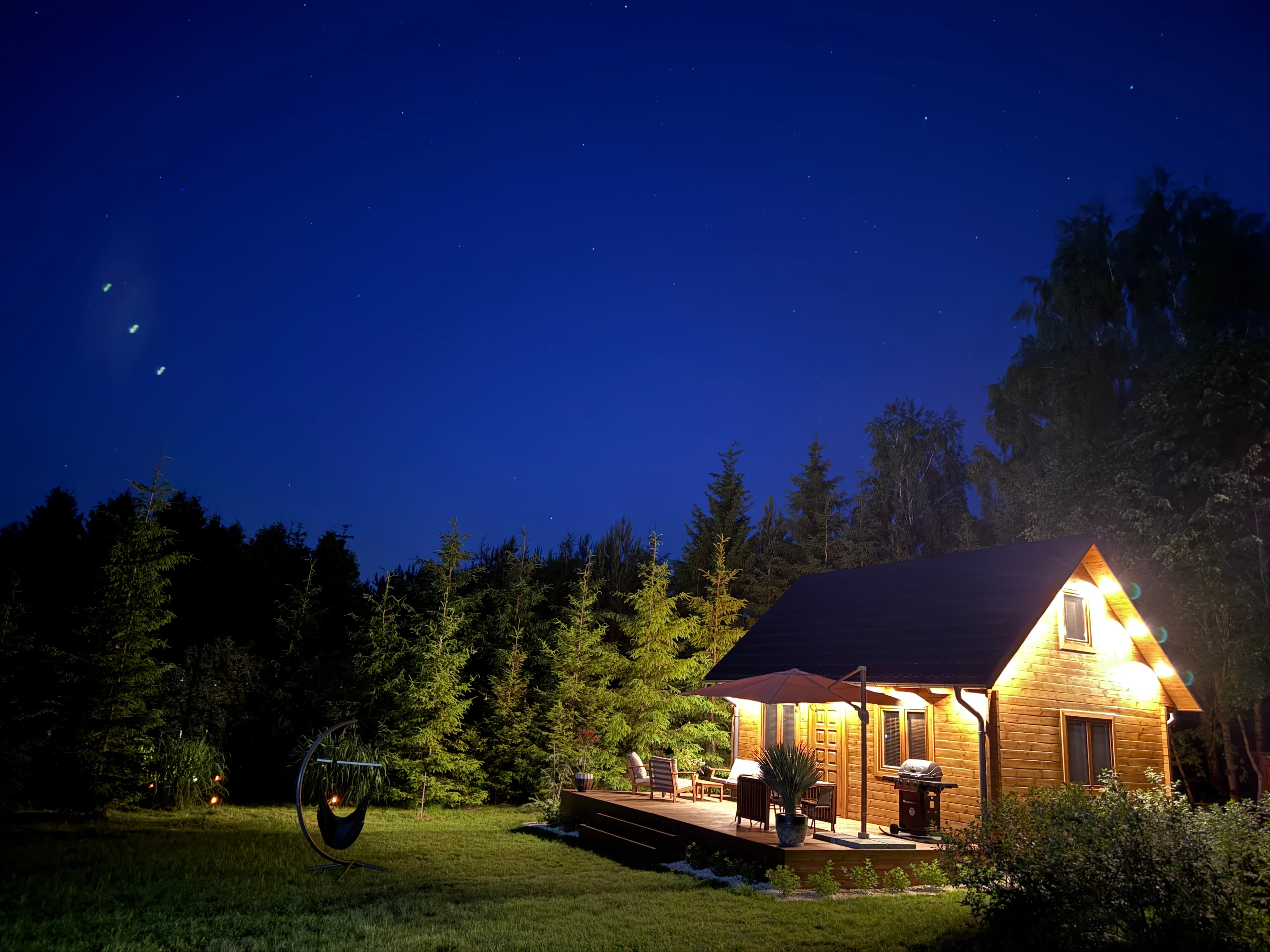 Domek nocą pod gwiazdami